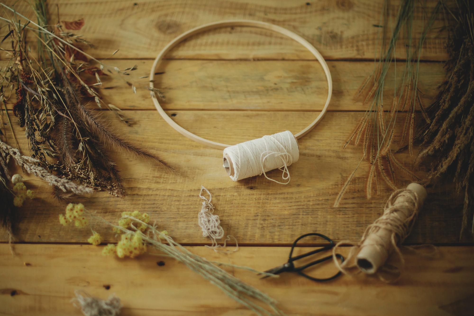 Atelier con telaio e fili di cotone